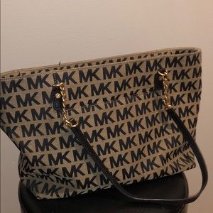 Micheal Kors purse ~ lightly used